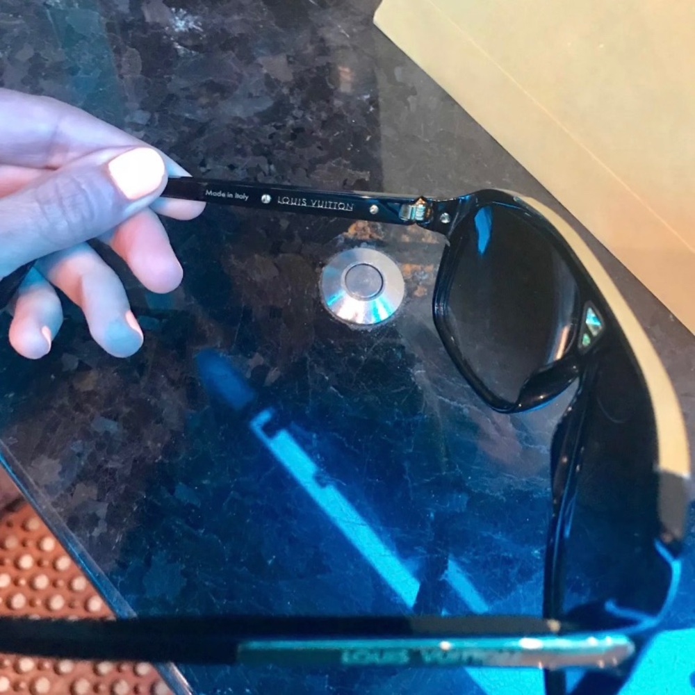 Louis Vuitton Sunglasses - Picture 3 of 5